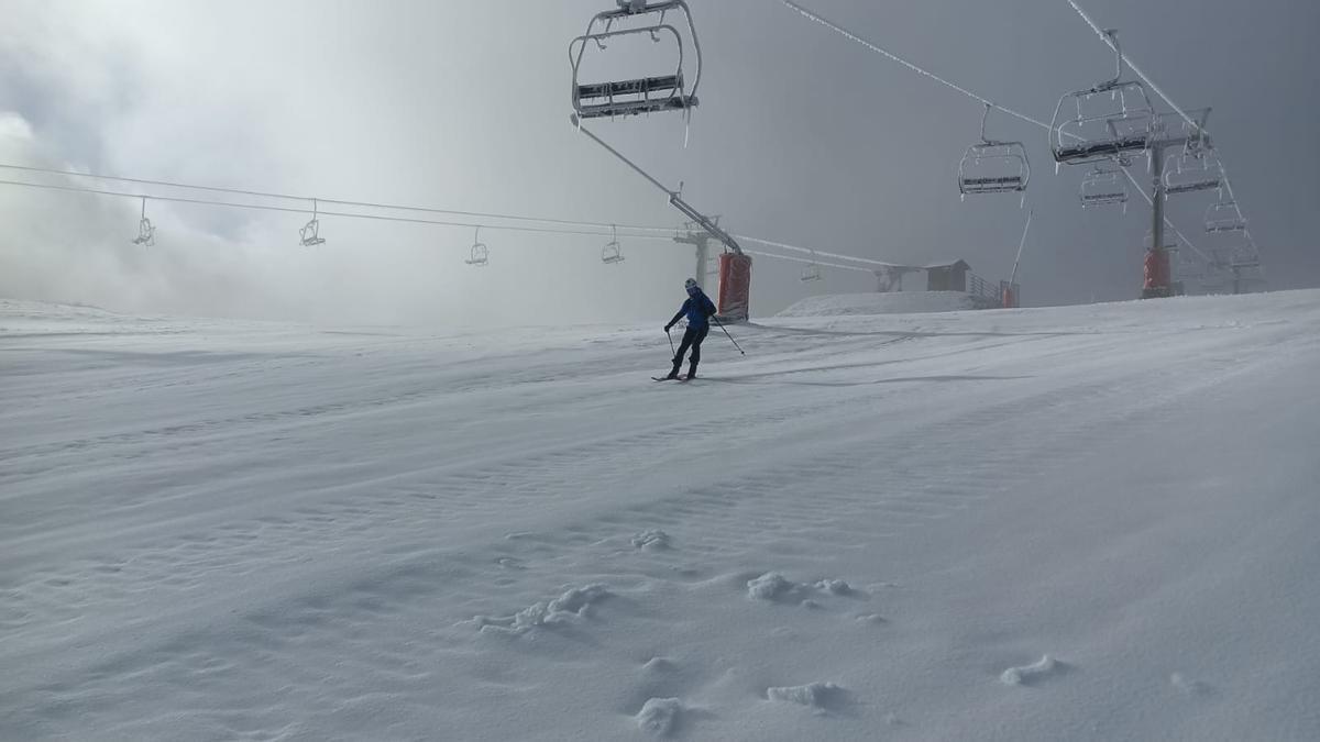Un esquiador, en la zona alta de Pajares.