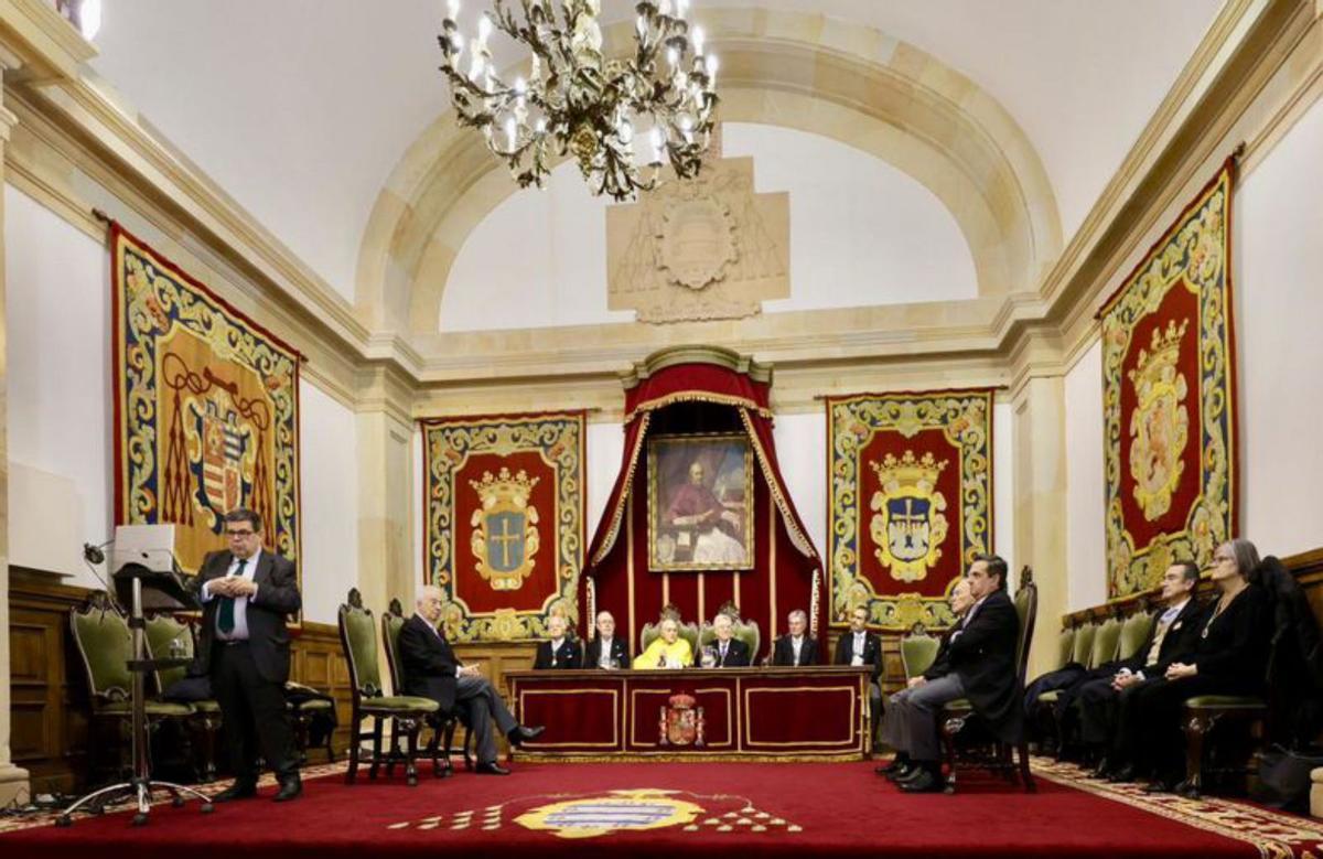 Eduardo Fonseca, a la izquierda, durante su conferencia, en el Paraninfo de la Universidad, en Oviedo. | NACHO VELA