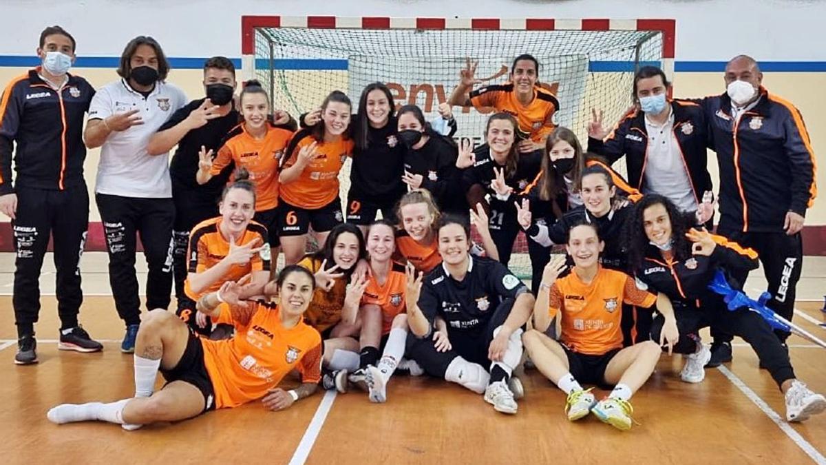 Las jugadoras del Viaxes Amarelle celebran una victoria. |  // LA OPINIÓN