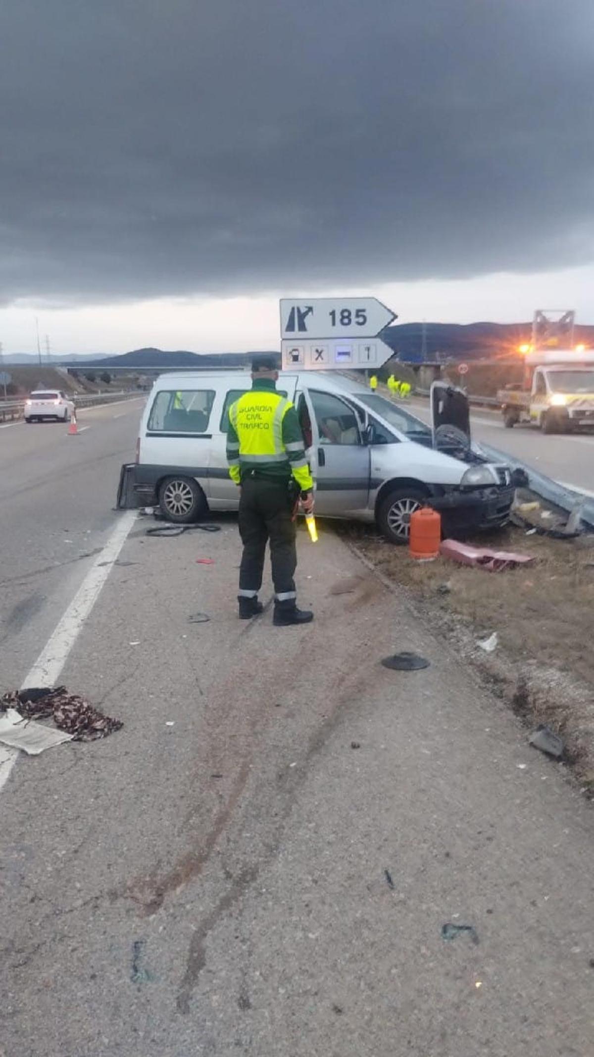 La fotografía implicada en el accidente, donde iban tres pasajeros y uno ha resultado grave.