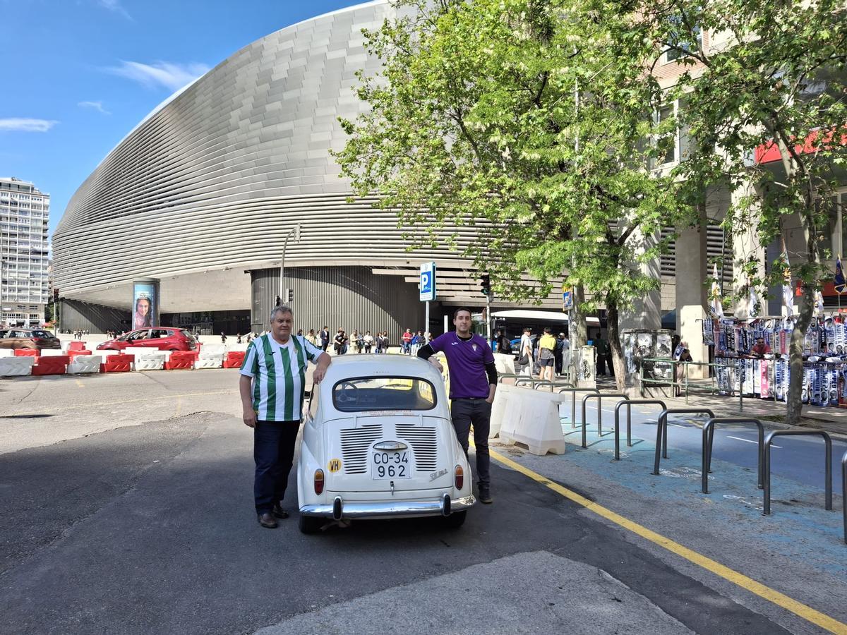 Francisco Muñoz, junto a su hijo a las puertas del Bernabéu con el Seat 600.