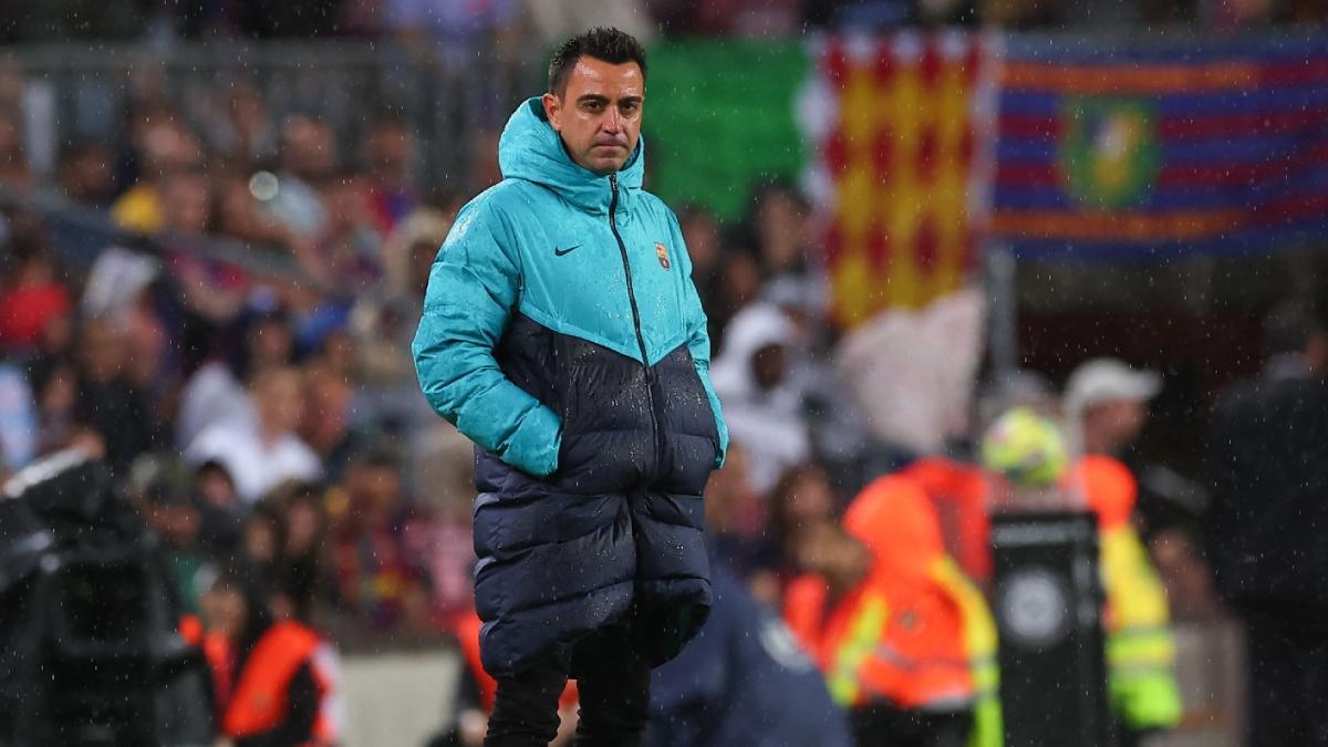 Xavi bajo la lluvia en el partido ante el Betis