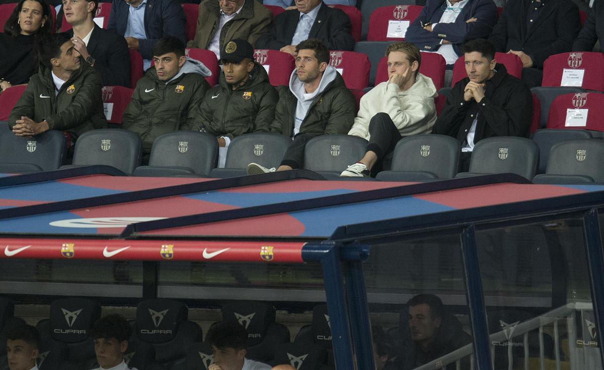 Los lesionados Pedri, Raphinha, Sergi Roberto, De Jong y Lewandowski siguen el partido entre Barça y Athletic desde la grada de Montjuïc.