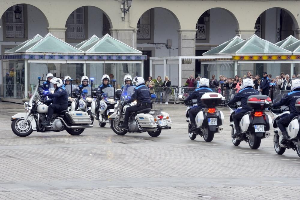 26 agentes reciben la medalla de permanencia por sus 30 años de servicio, funcionarios del cuerpo jubilados durante el 2016 fueron condecorados y otros 6, medalla a la trayectoria profesional ejemplar