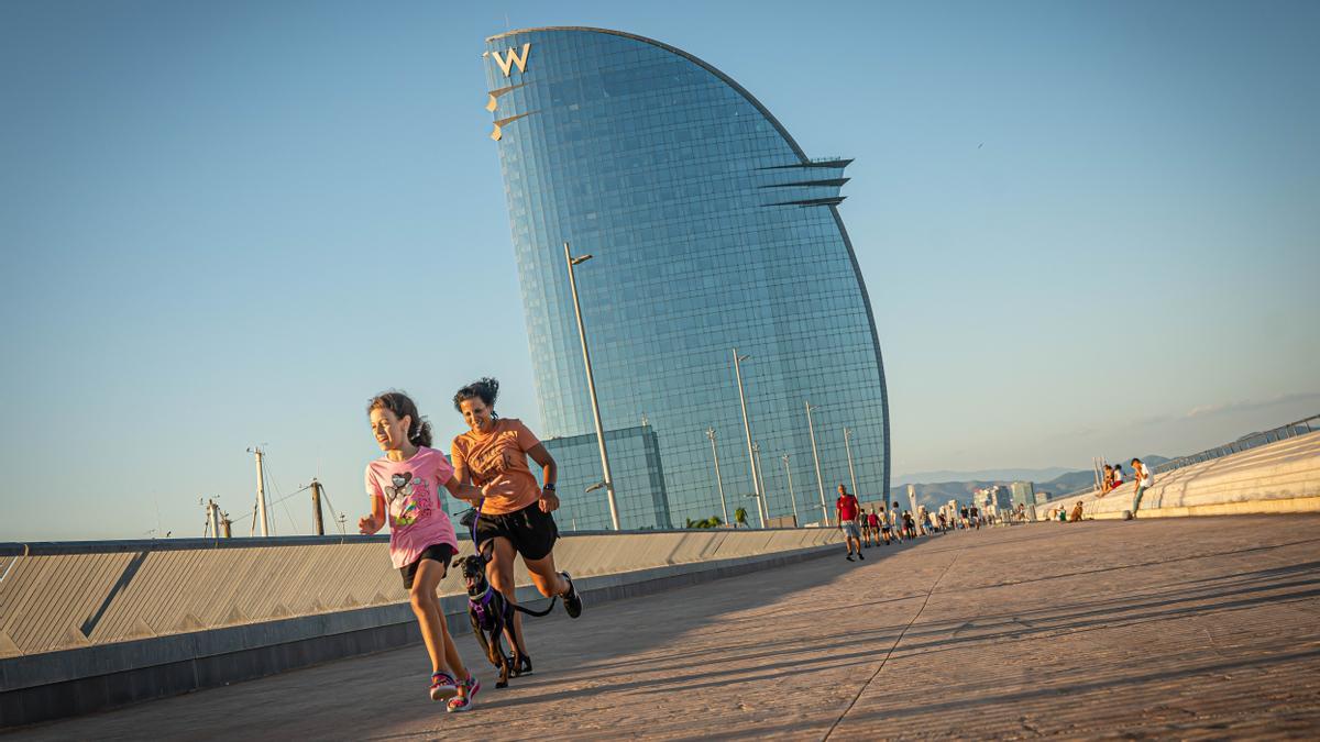 Corredores en el paseo del Trencaones, al caer la tarde.