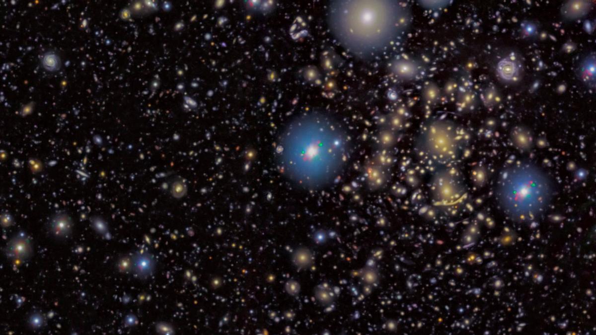 Cúmulo galáctivo Abell 370, localizado aproximadamente a 6 mil millones de años luz de la Tierra.