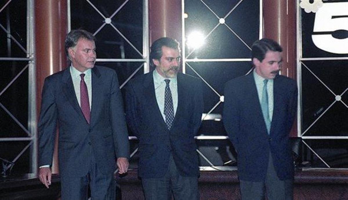 Luis Mariñas (al centre), amb Felipe González i José María Aznar, el 1993, quan va moderar a T-5 el debat electoral entre els dos candidats. Luis Mariñas (al centre), amb Felipe González i José María Aznar, el 1993, quan va moderar a T-5 el debat electoral entre els dos candidats.