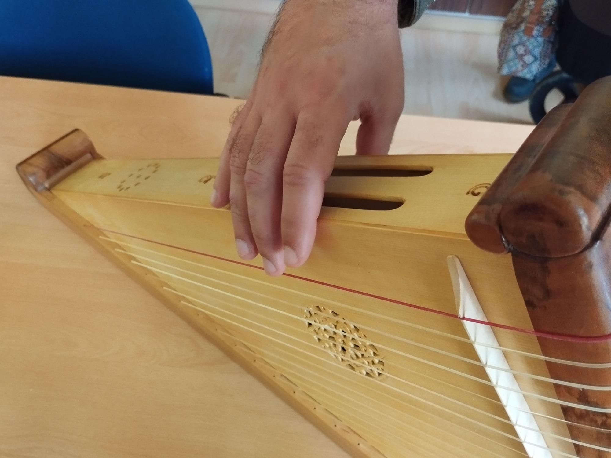 Llanera recrea el instrumento medieval que aparece en la cantería de la iglesia románica de Arlós: "Había un tesoro que no conocíamos"