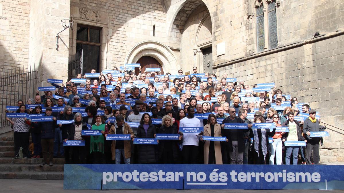 Más de un centenar de entidades alertan de que la investigación por terrorismo de los encausados por Tsunami Democrático &quot;criminaliza el derecho a la protesta, limita los derechos fundamentales y silencia la disidencia política&quot;