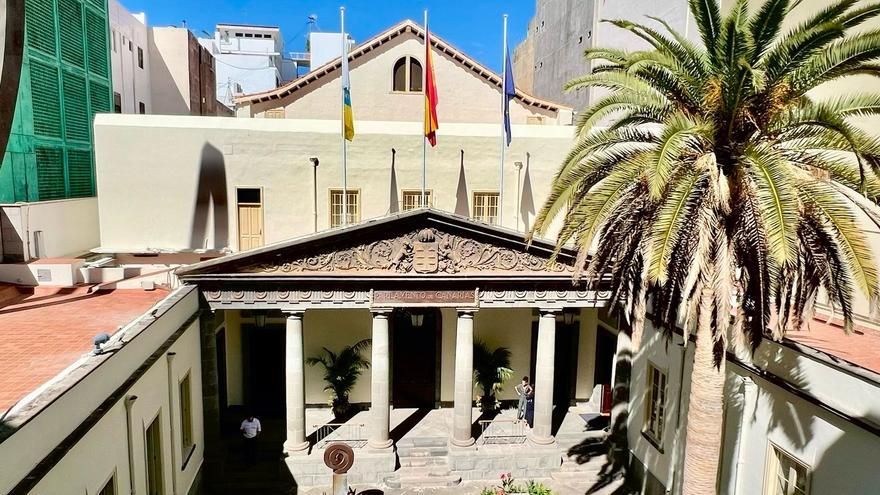 El Parlamento de Canarias conmemora el 8M reivindicando la lucha unida de mujeres y hombres por la igualdad real