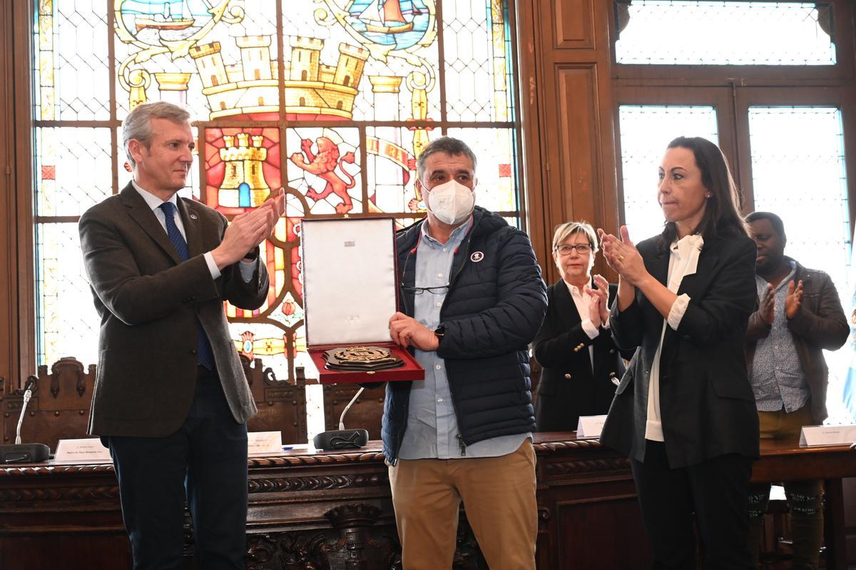 Rueda hace entrega de una metopa al patrón del barco, Ramón Porto.