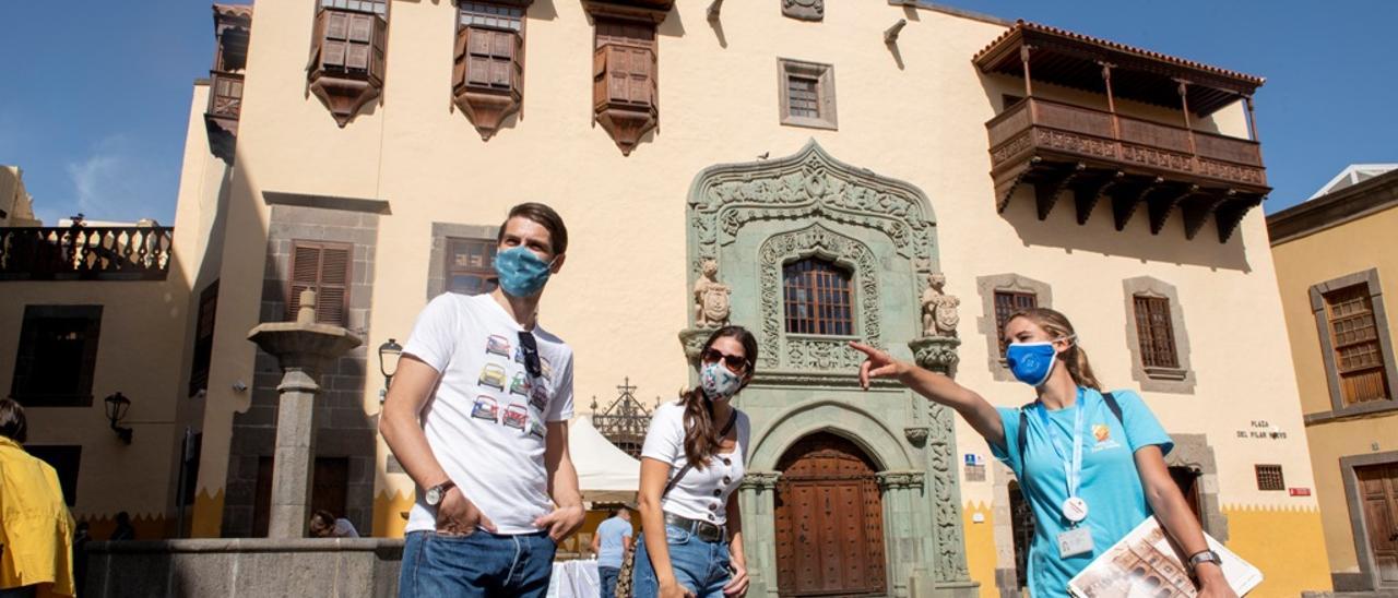 Turistas visitan en barrio de Vegueta, en la capital grancanaria.