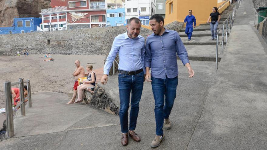 Teodoro Sosa, a la izquierda, en la playa de Sardina del Norte de Gáldar.