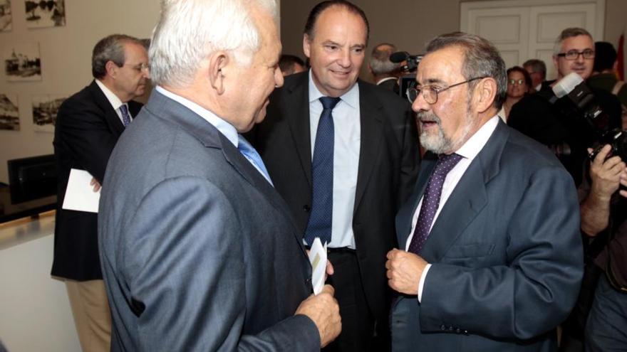 González charla con el presidente de la Cámara de Comercio de Valencia, José Vicente Morata.