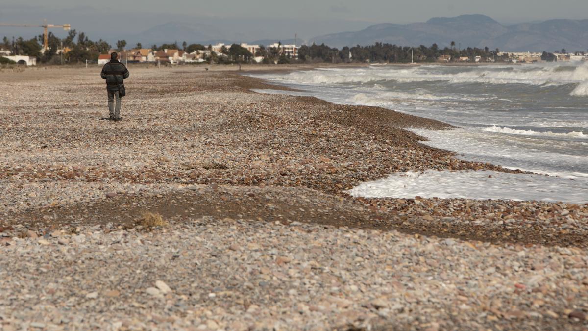 Vista de la playa de Almardà en Sagunt, cada vez con más piedras y menos arena.