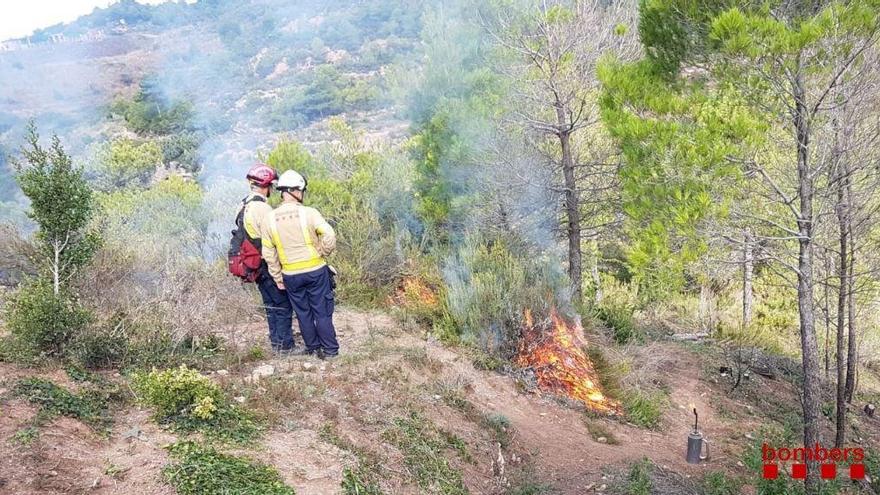 Els Bombers fan una crema prescrita al Bruc per prevenir incendis