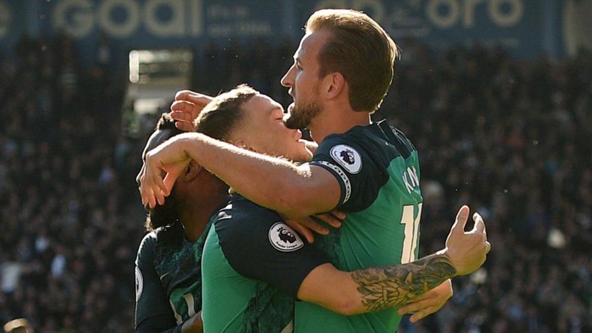 Kane celebrando uno de sus goles con sus compañeros