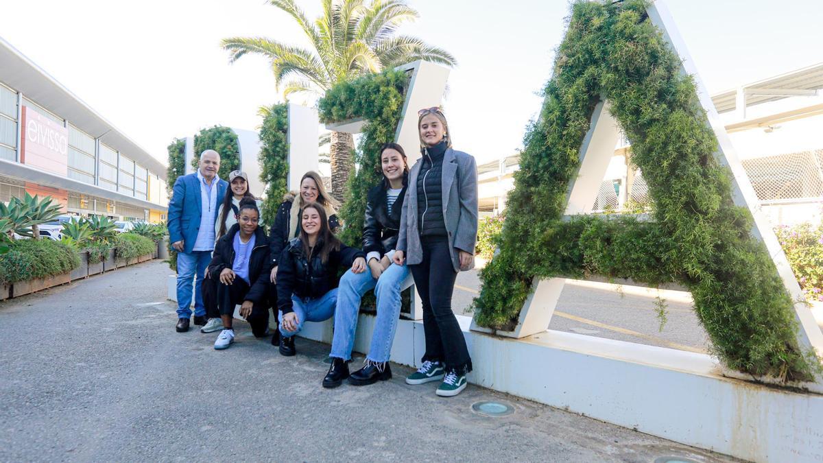 Las campeonas del mundo 2023 de kárate, junto a Irene Colomar, posan para Diario de Ibiza en una simpática imagen de familia a su llegada a la isla.