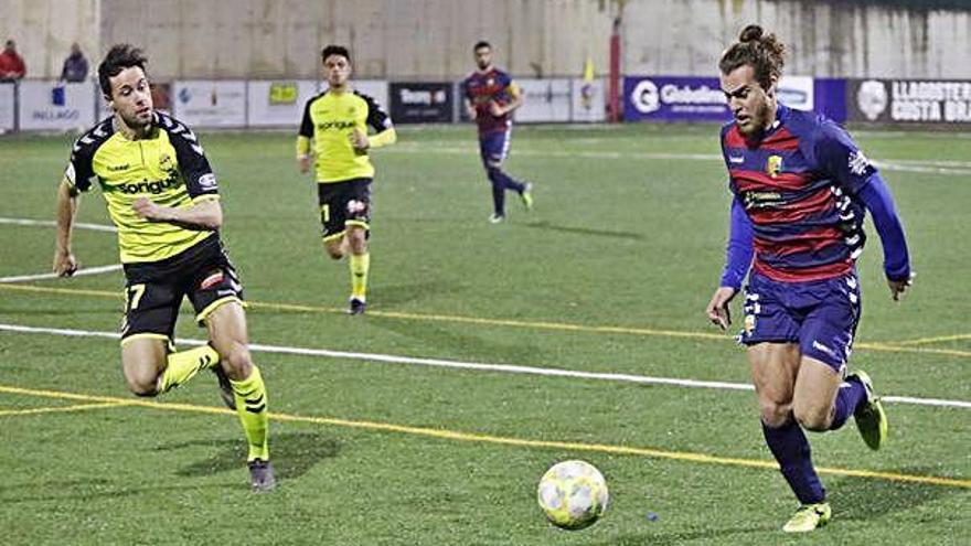 Maynau puja la banda en acció del partit que el Llagostera i el Nàstic van disputar ahir a la nit al Municipal.