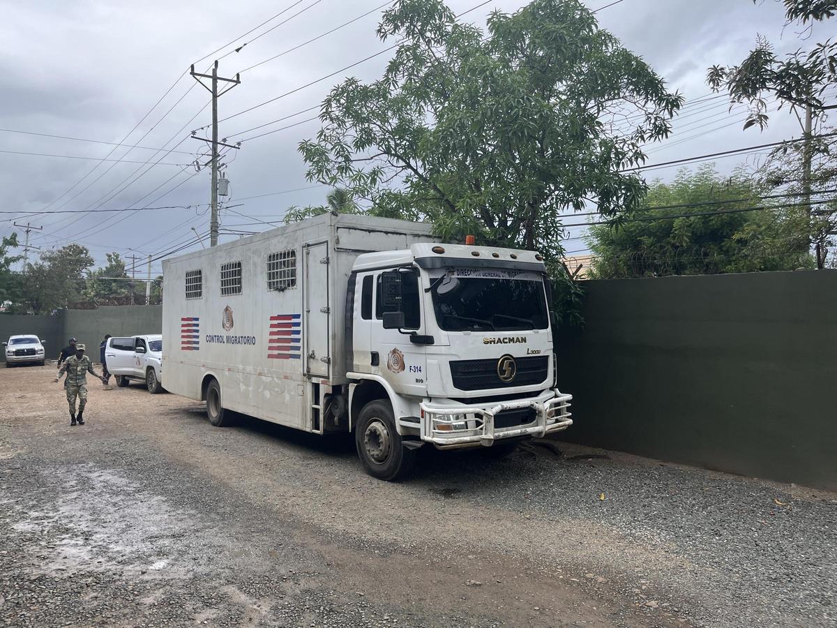 La camiona en la que viajaban los 25 niños apresados por las autoridades dominicanas.