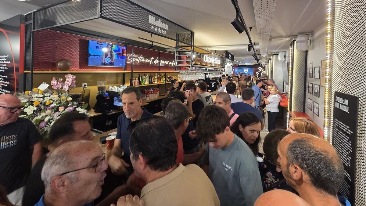 El exjugador y exentrenador del Valencia CF, Voro, el miércoles, en la inauguración del local.