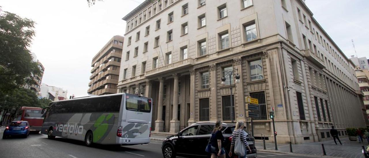 El edificio de Hacienda permanece cerrado por problemas en su estructura.  F. Bustamante