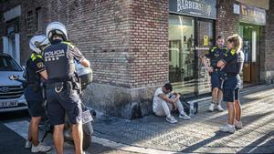 Turistas incivicos no quieren pagar las multas. Barceloneta.