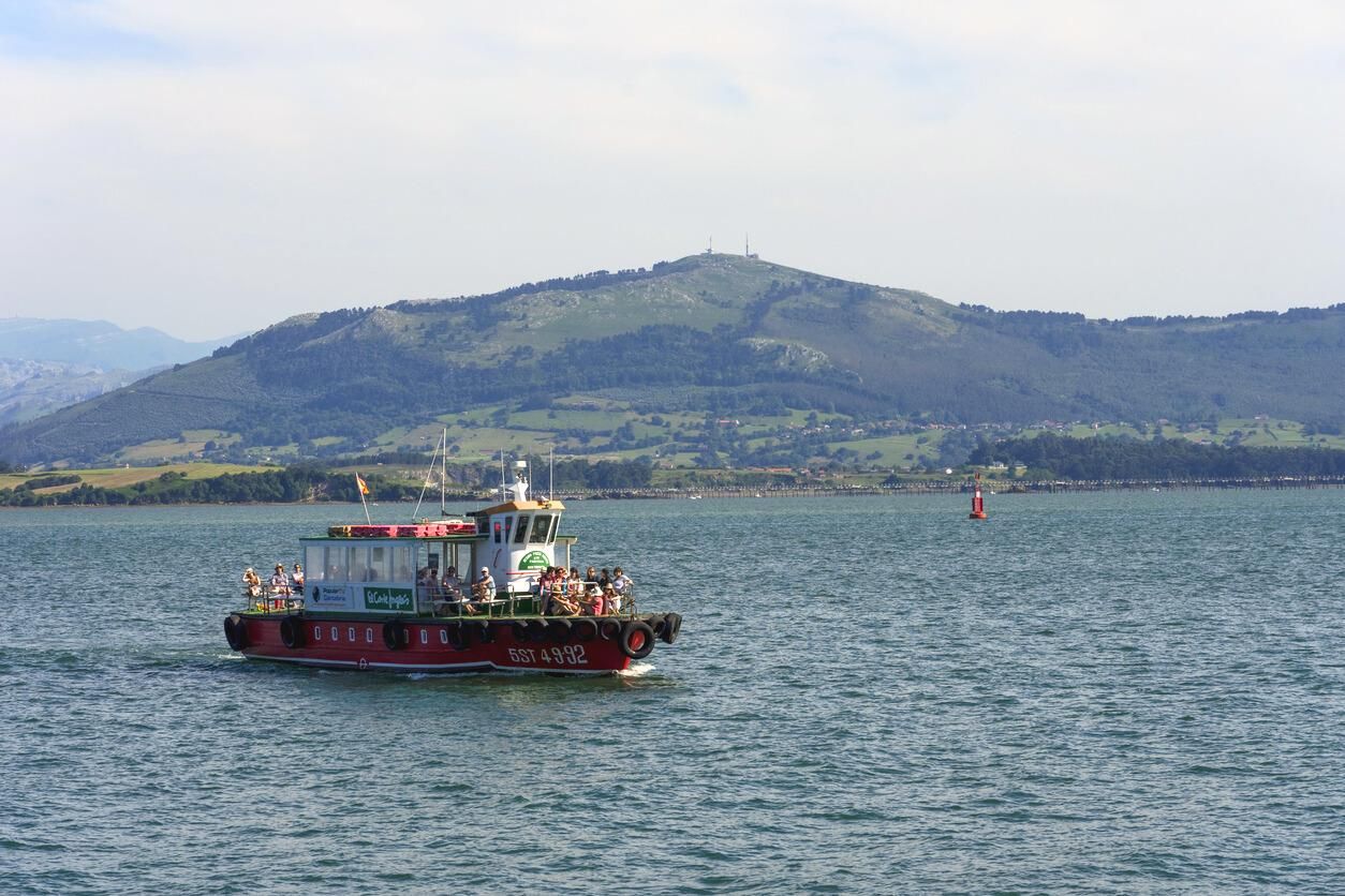 Regina  en la bahía de Santander.