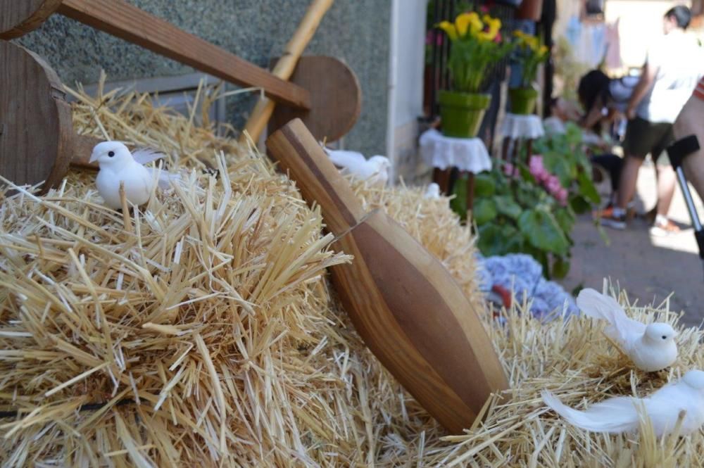 El Cristo del Perdón y de la Vera Cruz ha recorrido las calles, decoradas con cruces florales, macetas, enseres y banderillas de colores, acompañado de cientos de fieles