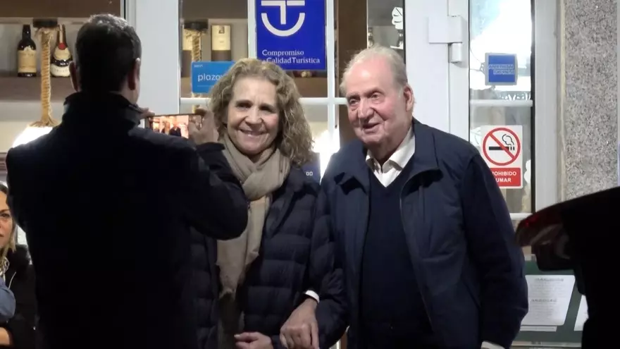 El rey emérito sale a cenar por Pontevedra junto a su hija la infanta Elena