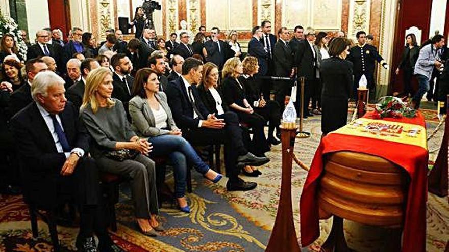 González, Lastra, Sánchez i Pastor, acompanyant la vídua.