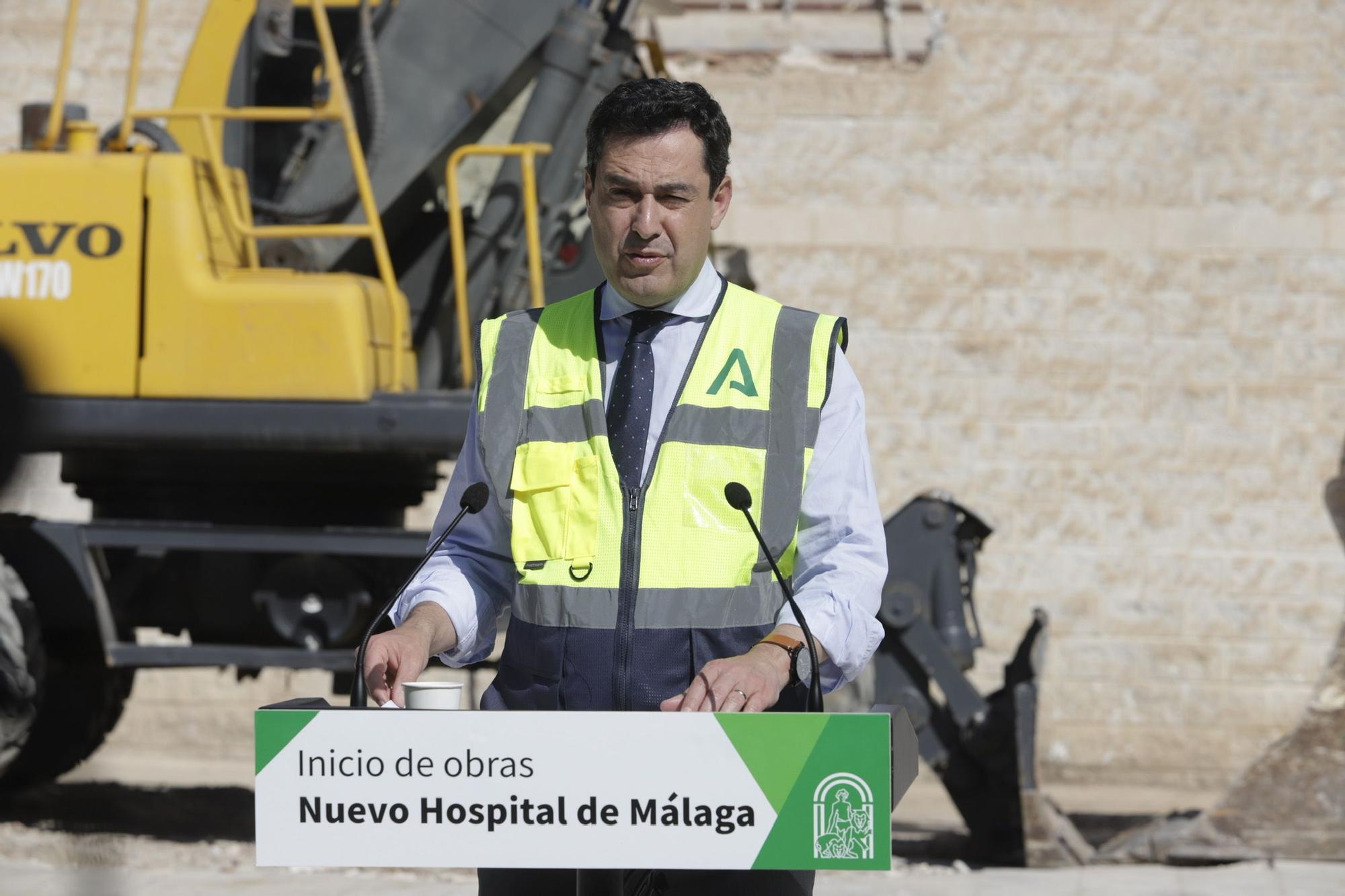 Demolición de las tres naves del Civil donde irá el tercer hospital de Málaga