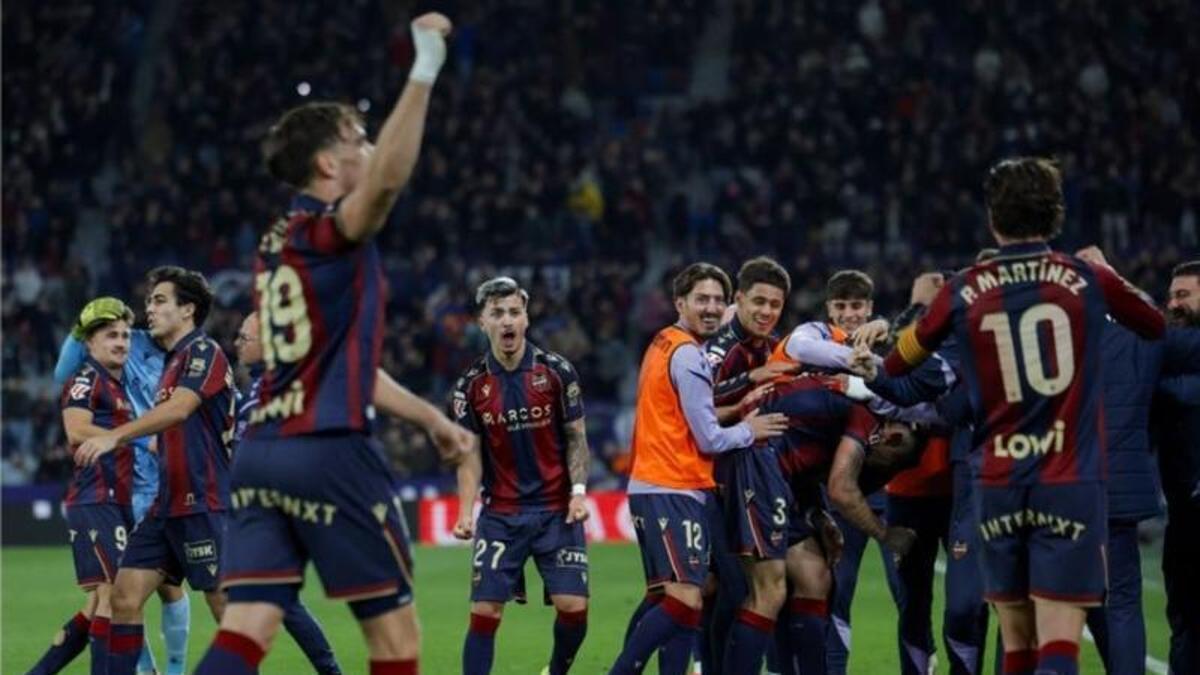 Los jugadores del Levante celebrando el gol de cabeza en el minuto 96 de Alan Matturro ante el Elche
