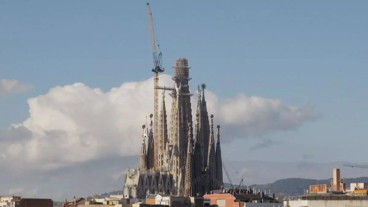 La Sagrada Familia de Barcelona coloca el primer elemento de la cruz de la torre de Jesucristo