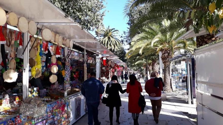 Puestos navideños en el Paseo del Parque.