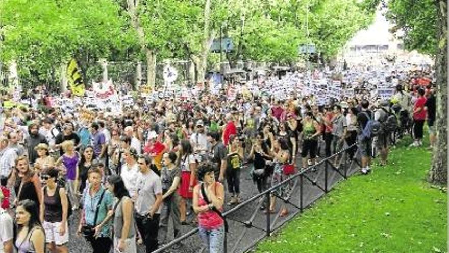 Aspecte de la marxa &quot;indignada&quot; al seu pas pel passeig del Prado de Madrid.