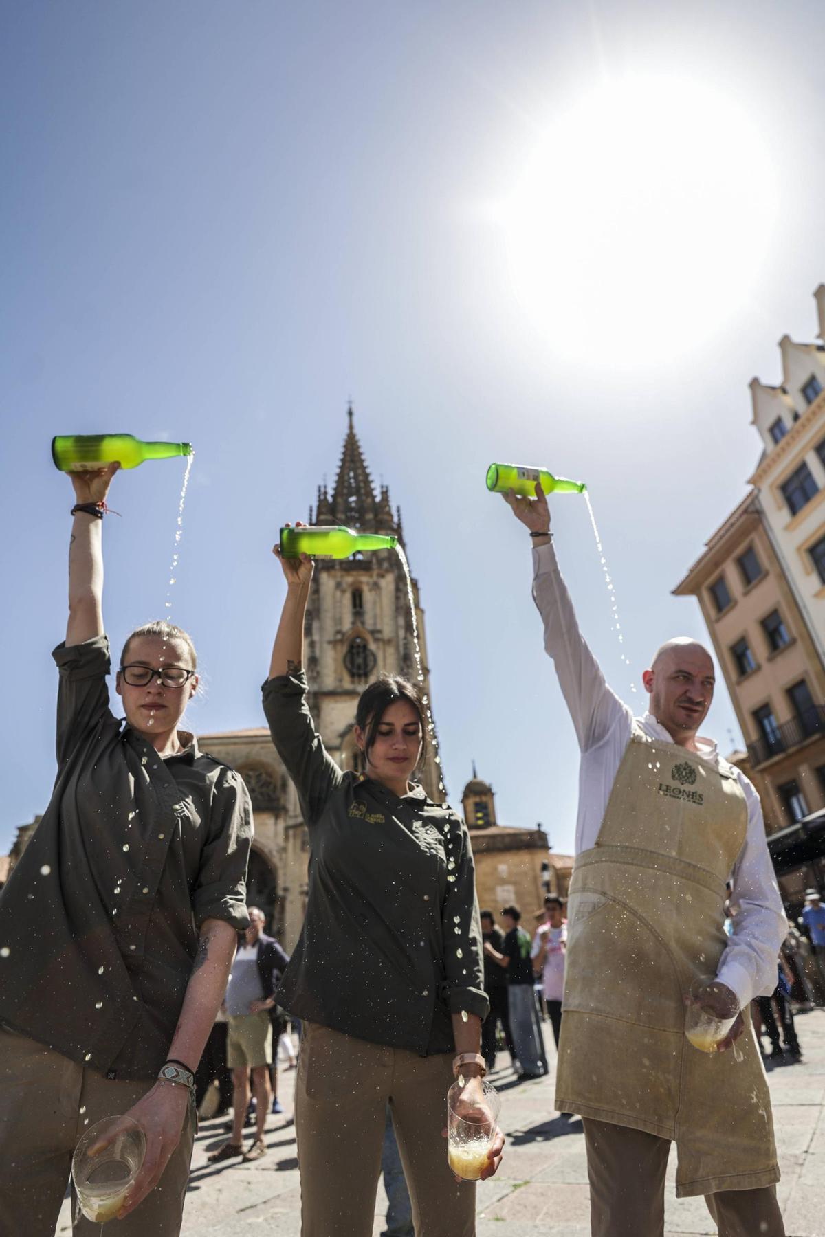 Oviedo levanta el brazo para un escanciado popular con más de un millar de personas por el Día Mundial de la Sidra, en imágenes