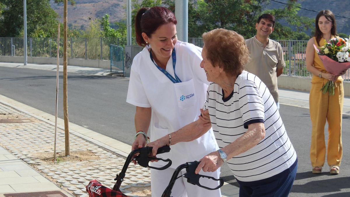 Josefa Novials se convierte en la primera residente de la Residencia de Mayores Magda Godia de Mequinenza.