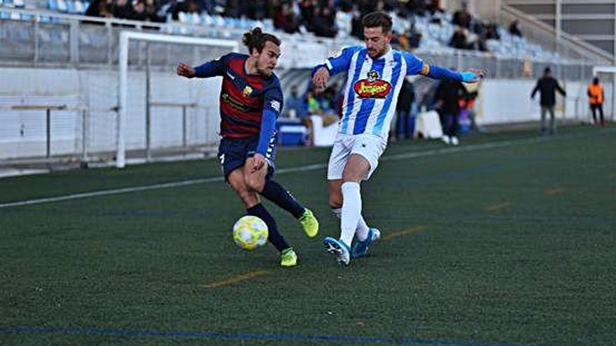 El lateral esquerre Joan Maynau en una acció del partit d&#039;ahir amb un jugador de l&#039;Ejea.