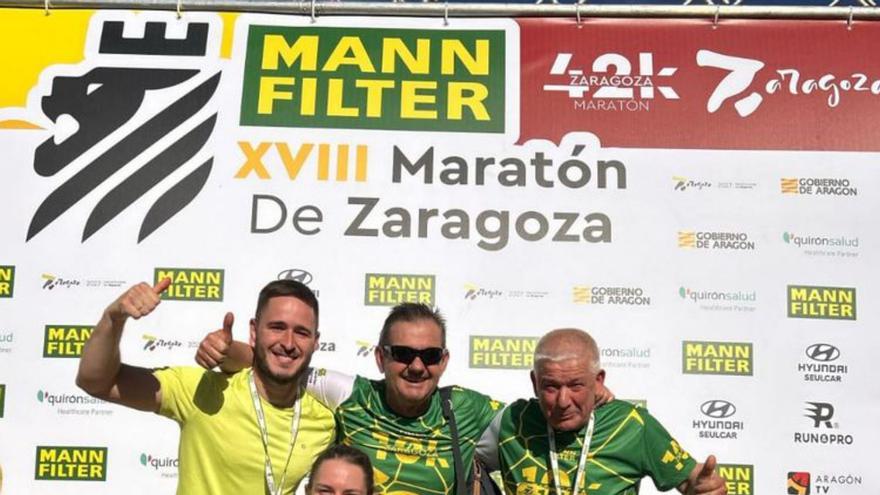 Un grupo de atletas de Codo en el Maratón de Zaragoza. | SERVICIO ESPECIAL