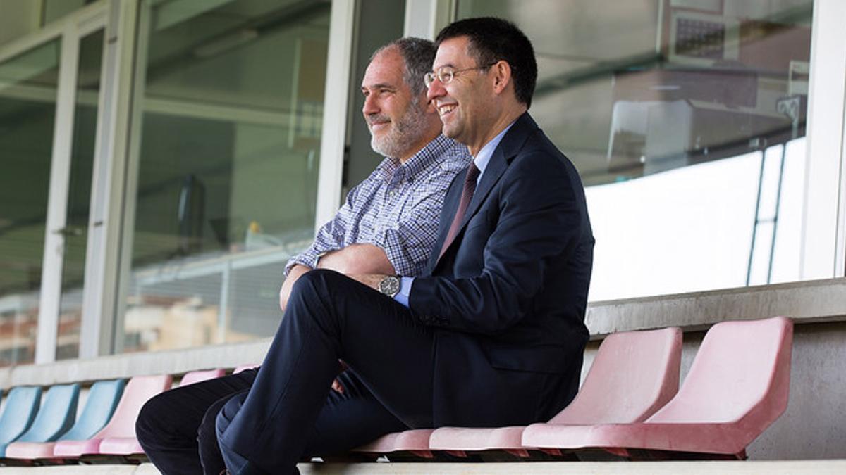 Josep Maria Bartomeu (derecha) y Andoni Zubizarreta visitan un entrenamiento del primer equipo en la ciudad deportiva, la semana pasada.