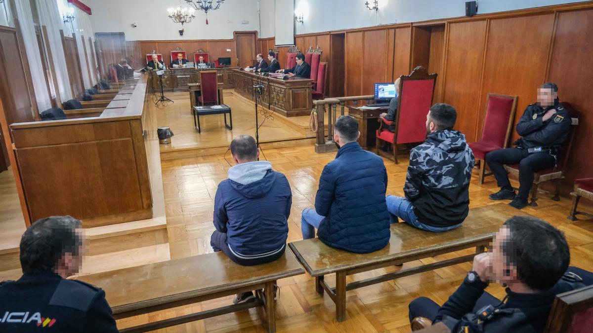 Los tres procesados en el banquillo de la Audiencia Provincial de Badajoz, este martes.