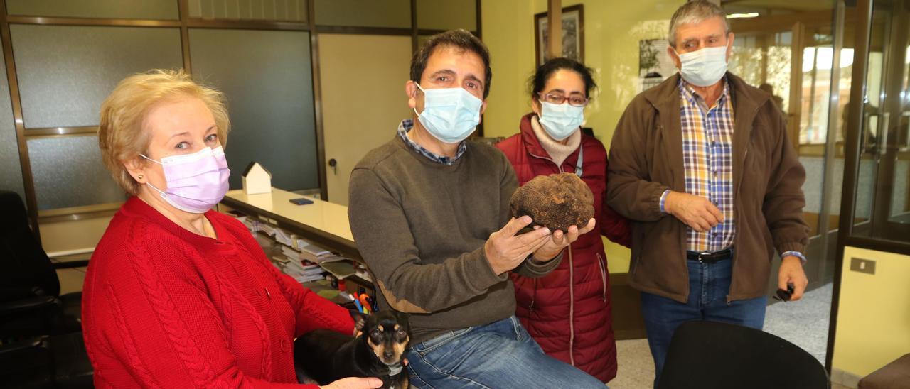 El empresario Pedro Moreno, &#039;descubridor&#039; la trufa negra hallada en Benafigos, junto al matrimonio de expertos y la perrita &#039;Linda&#039;, que la localizó.