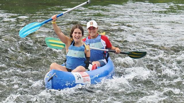 Elia Gutiérrez y Julia Noval, segundas en categoría femenina, durante el Descenso Adaptado.