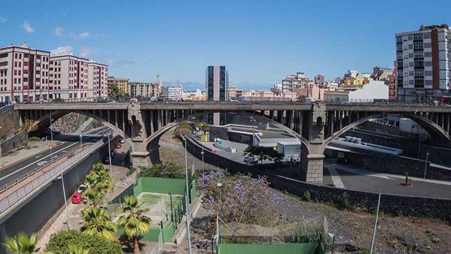 Evitan que un joven se precipite por un puente del centro de Santa Cruz