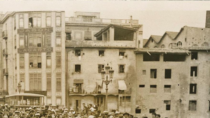 4 Francesc Macià, Miquel Santaló i altres autoritats, travessant el pont de Pedra seguits per una gran quantitat de ciutadans. F  | AJUNTAMENT DE GIRONA/CRDI/JOSEP MARIA SAGARRA 