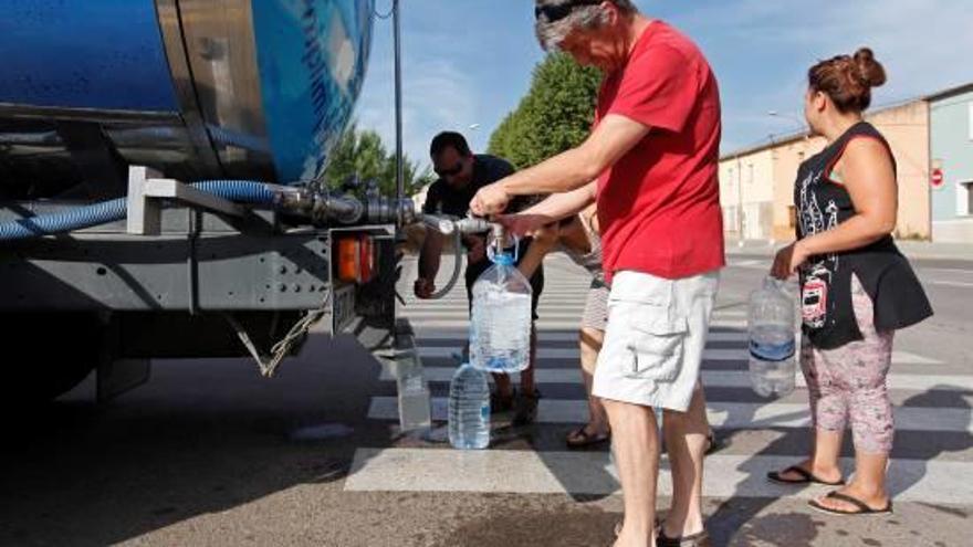 L&#039;agost passat es va haver de repartir aigua potable amb un camió cisterna.