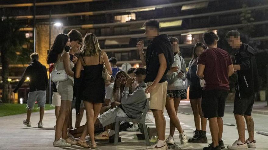 3 Participants en un macrobotellon a les festes de Sants, a Barcelona, a finals d’agost. F  | MANU MITRU 