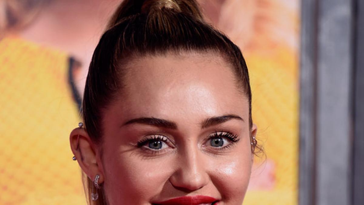 El maquillaje de labios rojos de Miley Cyrus en el estreno de '¿No es romántico?'