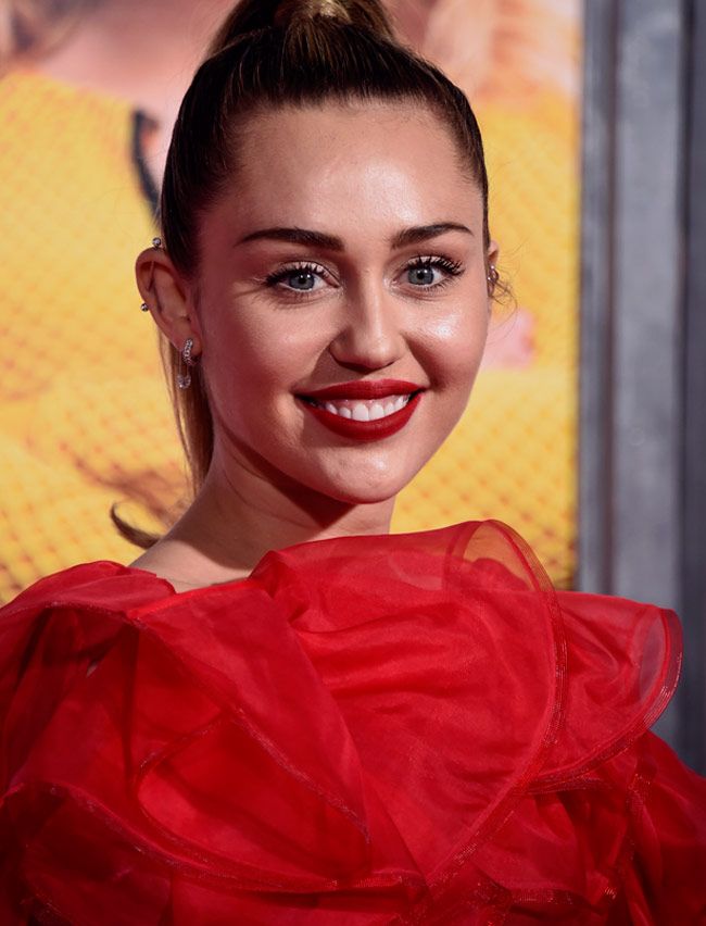 Miley Cyrus y el vestido rojo más bonito que has visto jamás - Woman Miley Cyrus y el vestido rojo más bonito que has visto jamás - Woman